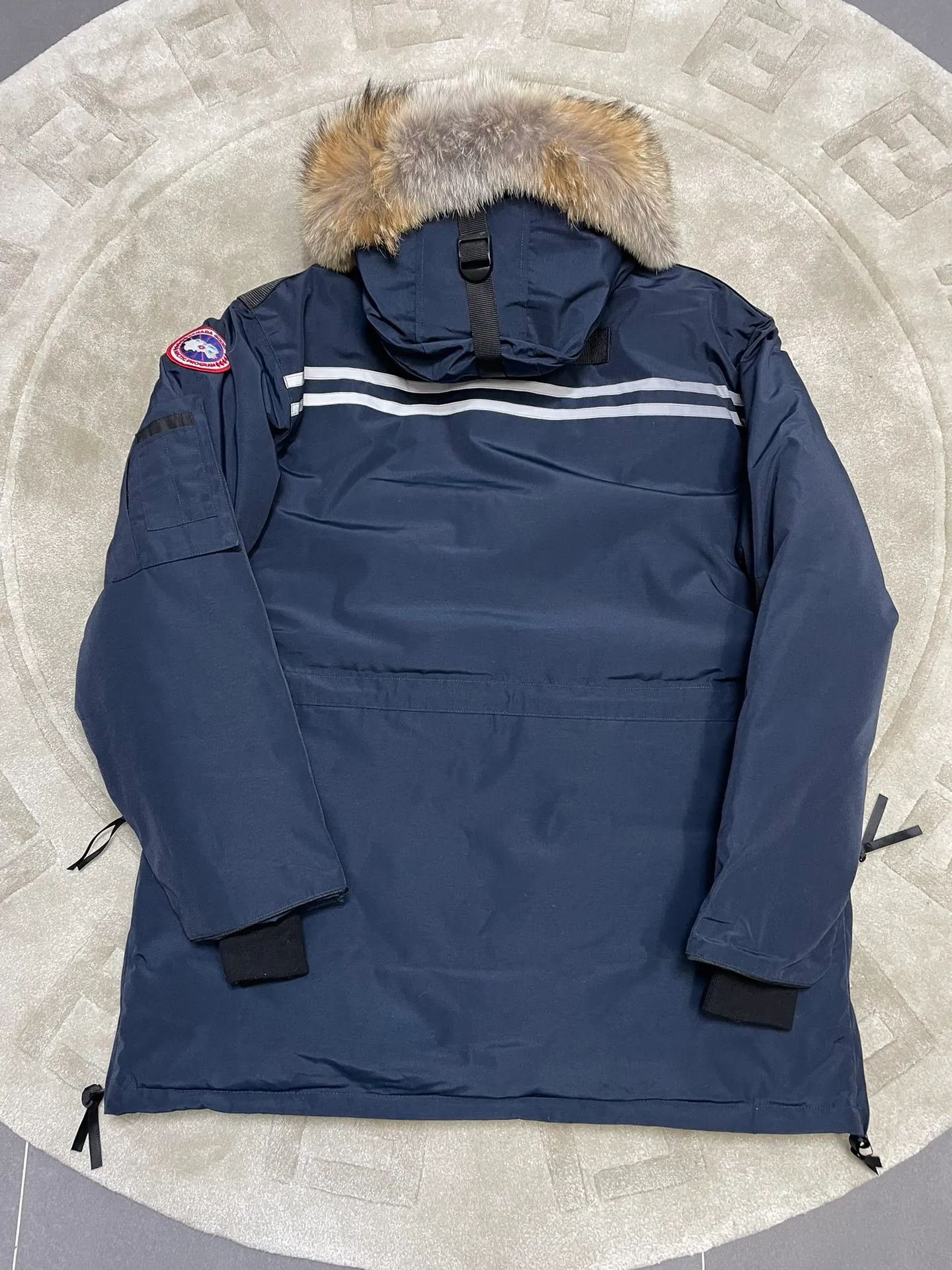 P1060 CANADA GOOES 🇨🇦ⒿⓅⓈ manufactures 10 models of snow curse men and women couples. Factory direct supply: supplying global purchasing agents, micro-business, entities, Tmall, high-end stalls and studio cooperation, free shipping! There are 10 types of Canada Goose Snow Mantra parkas for men and women, the Rolls-Royce of down jackets. ➖ Industry-leading anti-counterfeiting chip sensing. ➖ Imported Behringer embroidery machines and customized embroidery labels, the highest level and industry leading. ➖ Imported Korean 21-count polyester-cotton blended original fabric, TC85 waterproof coated fabric, water-repellent, windproof and wear-resistant. ➖ The new national standard 90 white duck down has an average down filling of 300 grams. The amount of down filling is industry-leading. ➖ 100% nylon lining with double double-layer sealing design to prevent velvet running, and seamless thread design on the cuffs! ➖ Yoshida YKK provides original factory-customized electroplated sliders. YKK two-way lockable zippers are tight and smooth and do not peel off paint. ➖ 3M composite Velcro is durable and the accessories and hardware are all custom-made. Note: Our copywriting is only simple and clear. Instead of bragging about the copywriting, it is better to compare and understand with samples. Only for the purest goose, the most dedicated, the most professional, the highest quality, the highest cost performance! SIZE:XS-XXL [with size chart]